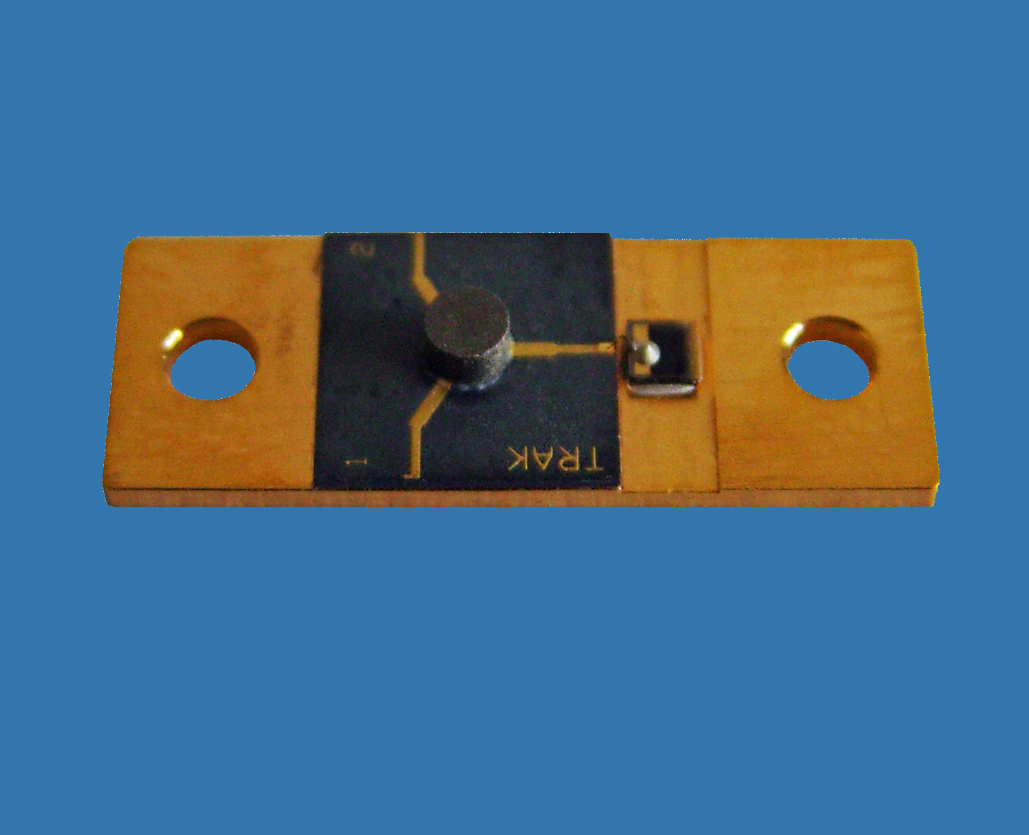 25 to 27 GHz Flanged Microstrip Isolator